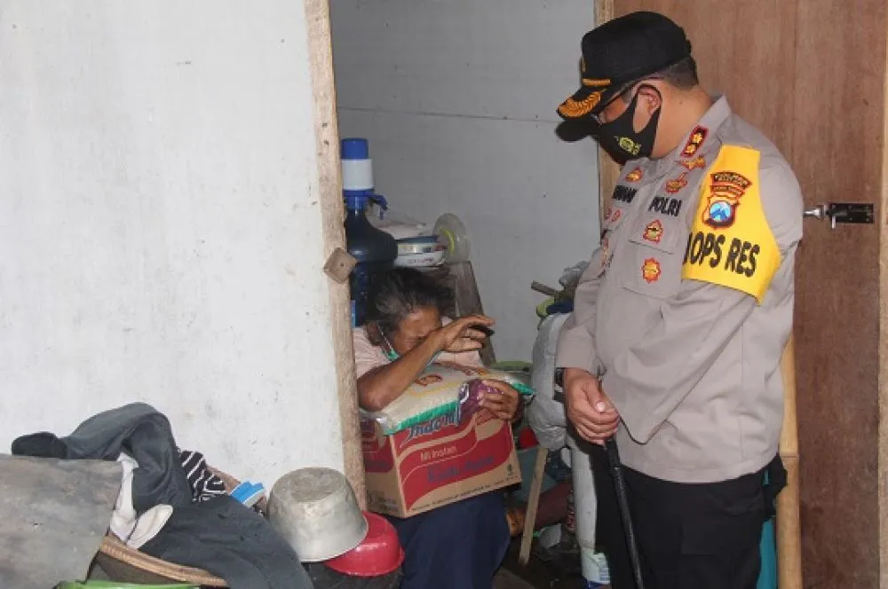 Polres Blitar Bagi Beras dan Sembako untuk Warga Kurang Mampu