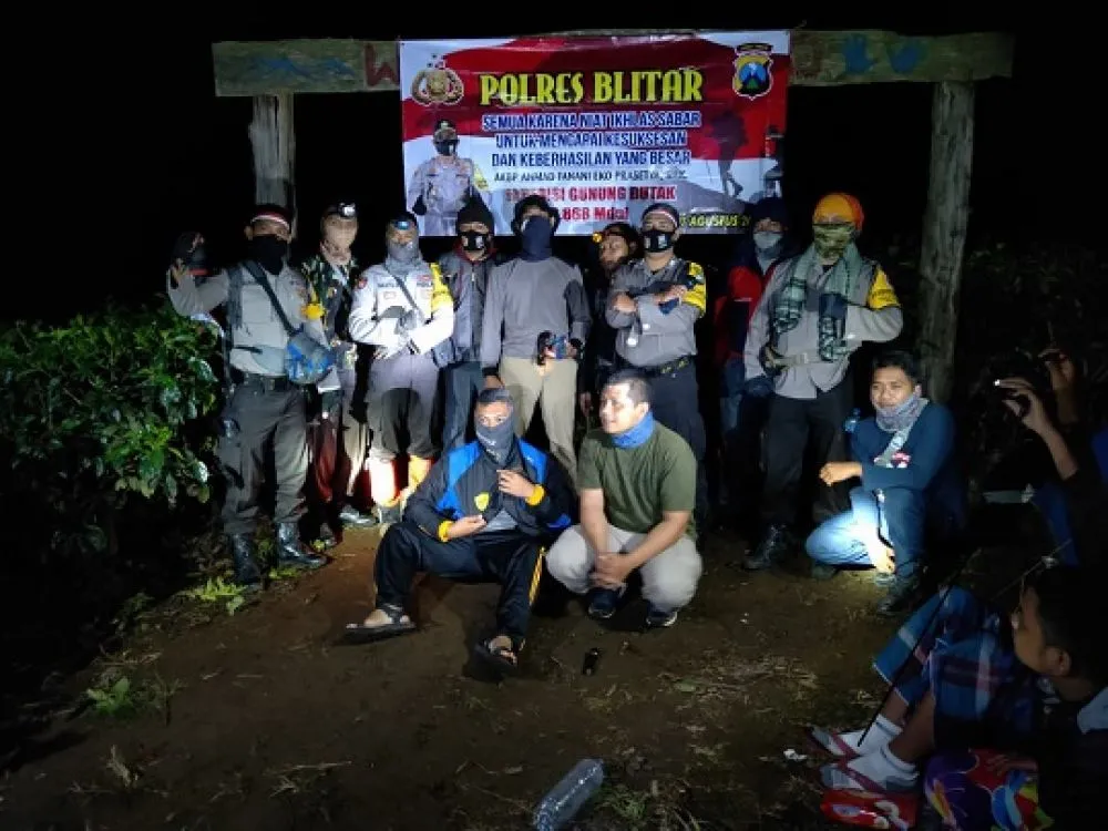 17 Prajurit Bayangkara Polres Blitar Kibarkan Bendera di Gunung Butak