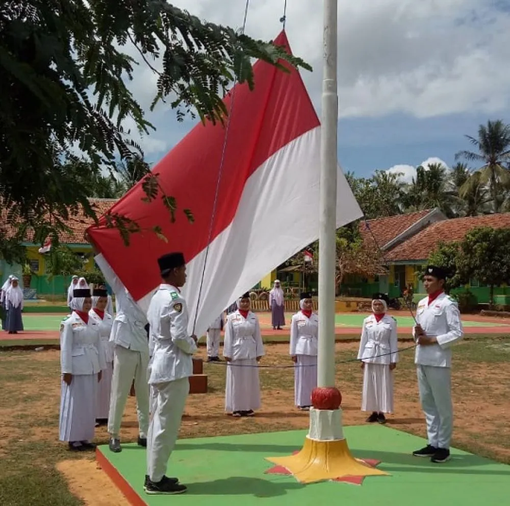 Terapkan Protokol Kesehatan Ketat, SMAN 1 Arjasa Gelar Upacara HUT RI