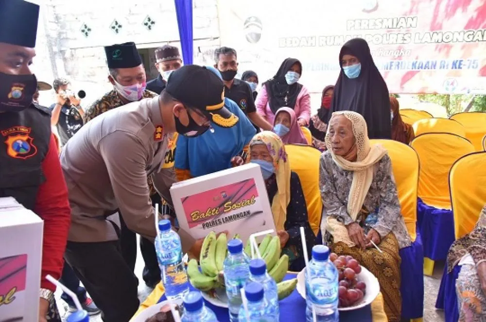 Di Moropelang Kapolres Lamongan Bagi Sembako, Masker dan Bedah Rumah