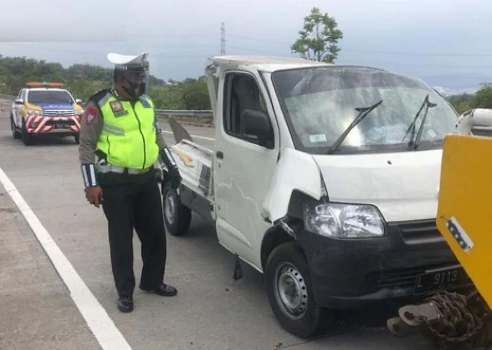 Dua Pikap Bertabrakan di Tol Pandaan
