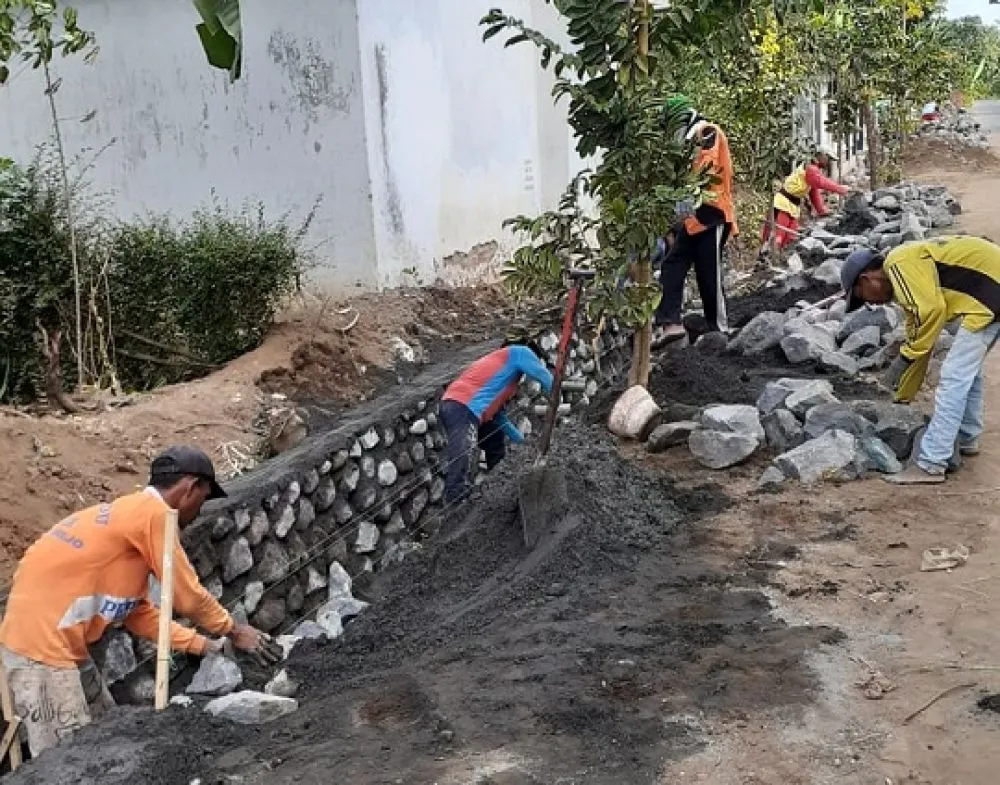 Masyarakat Desa Yosowilangun Lor Bersyukur Adanya Bangunan Drainase