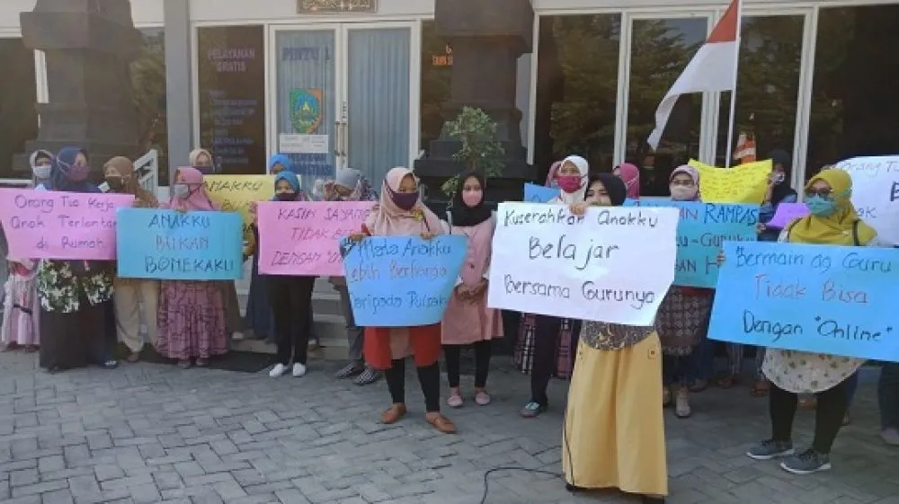 Tuntut Sekolah Tatap Muka, Puluhan Ibu-Ibu Demo