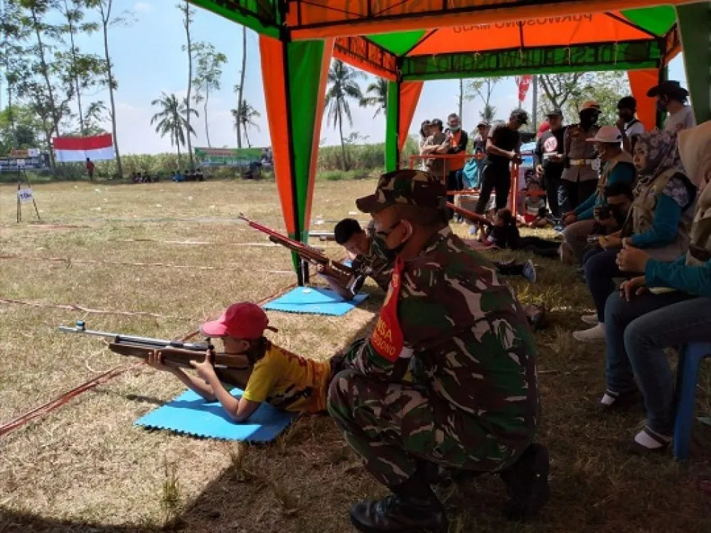 Meriahkan HUT Ke-75 RI, Koramil 0821/19 Sumbersuko Dukung Lomba Menembak