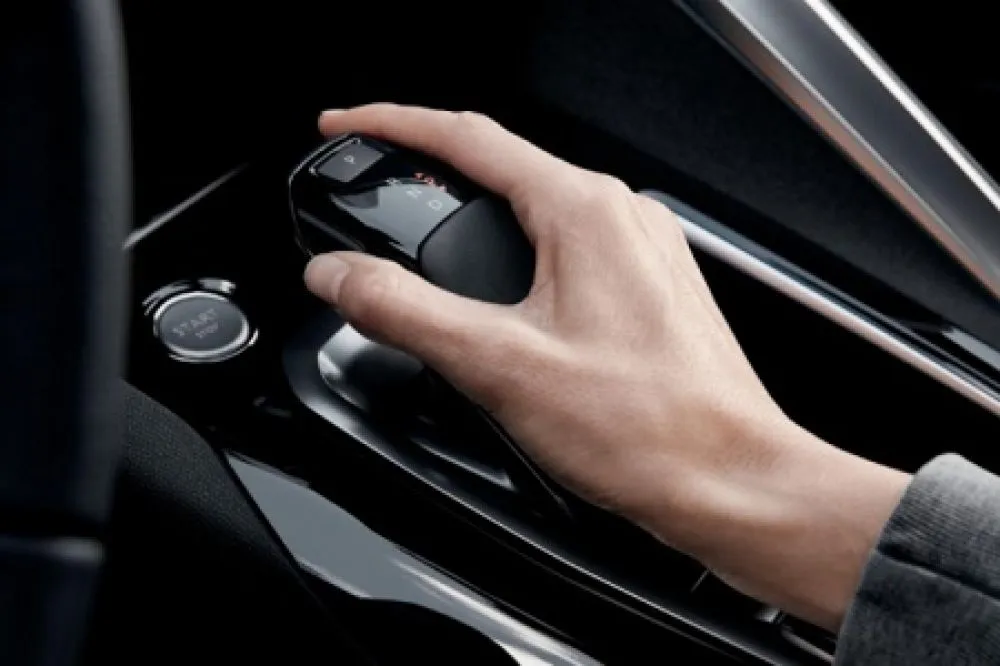 Tips Aman Astra Peugeot Mengemudi dengan Mobil Bertransmisi Otomatis