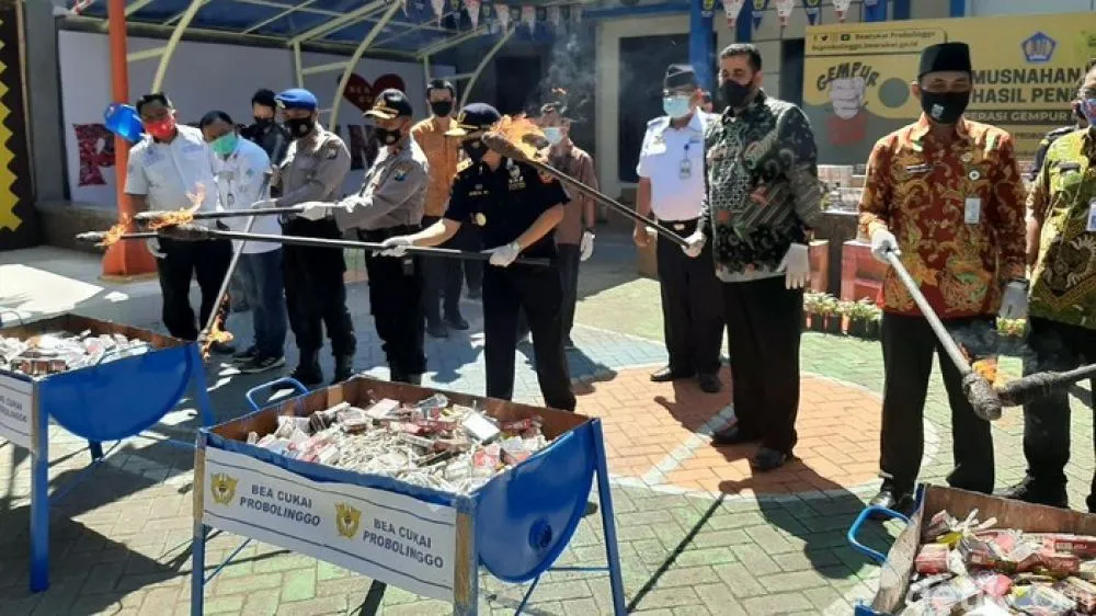 Bea Cukai Probolinggo Musnahkan dan Bakar Barang Ilegal, Total Rp 499 Juta