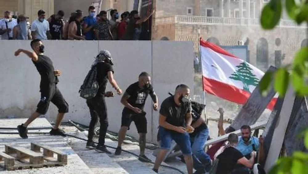 Massa Berdemo Usai Ledakan, Jalanan Beirut Lebanon Ricuh