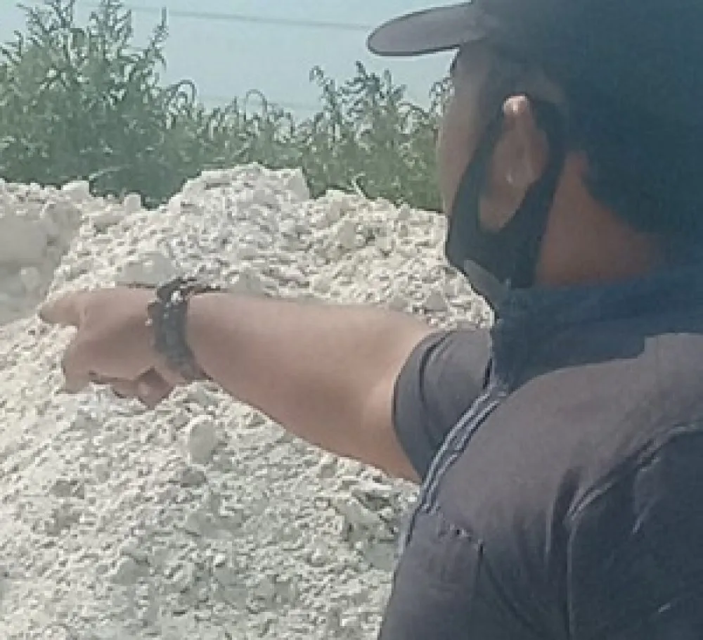 Jadi Gunjingan Warga,  Kades Carat Edy Santoso Bolos Ngantor