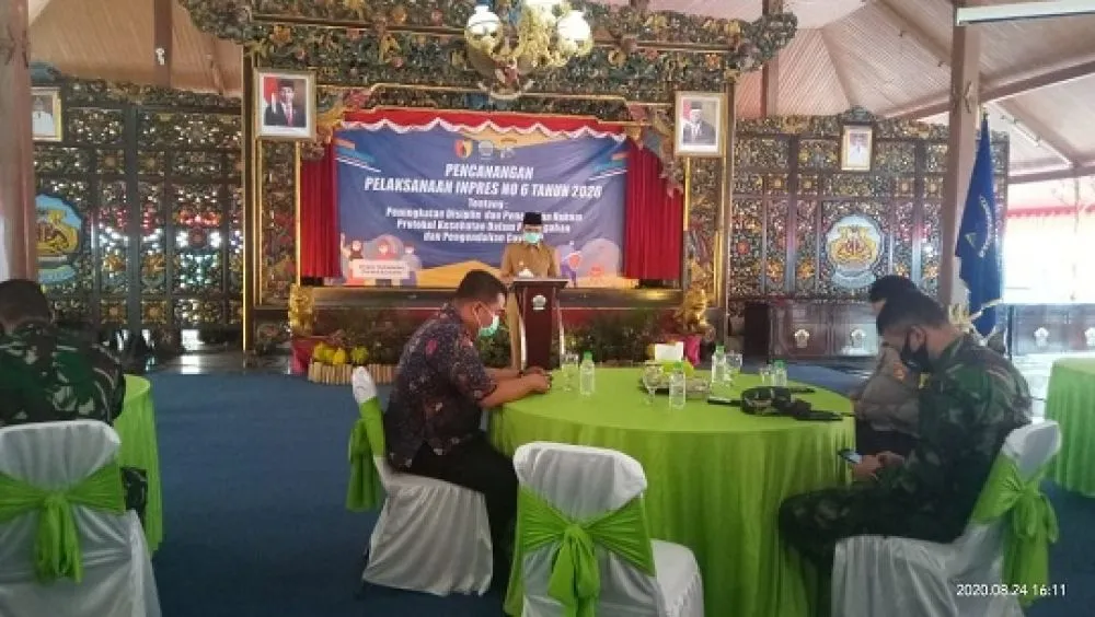 Pelanggar Prokes Disangsi Membersihkan Fasilitas Umum