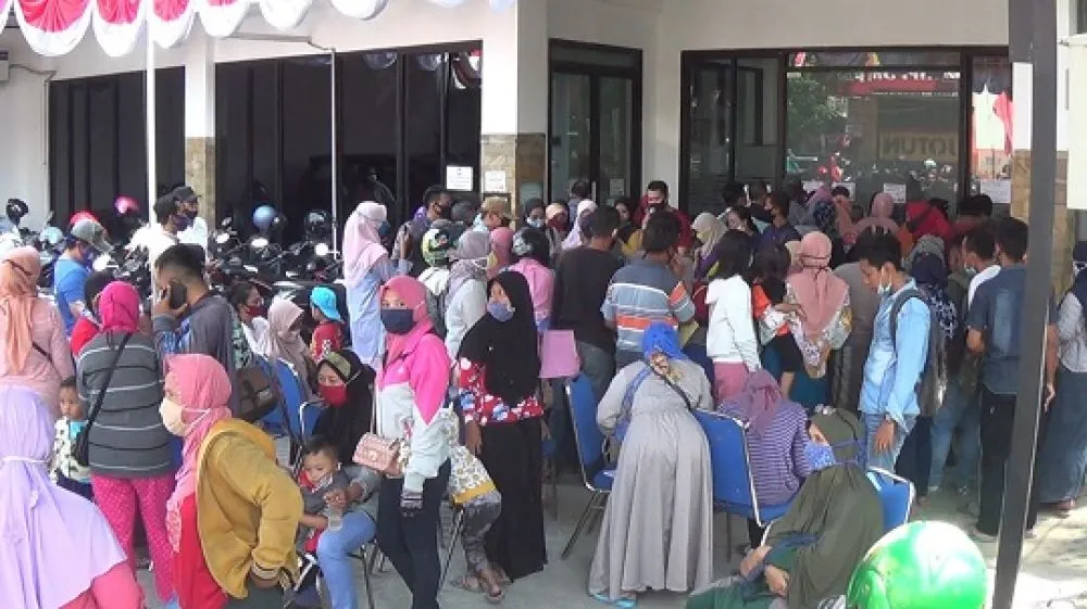 Ratusan Orang Berjubel di Dinas Koperasi Jombang, Ini Sebabnya