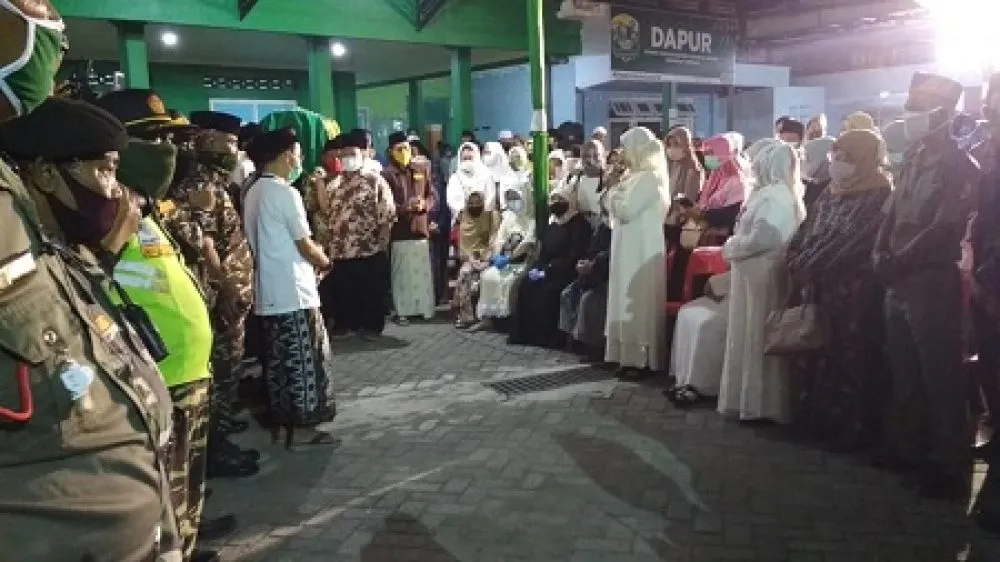 Keluarga Besar dan Santri Antar Gus Im ke Peristirahatan Terakhir