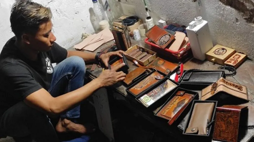 Menilik Pembuatan Dompet Kulit Tato di Jombang