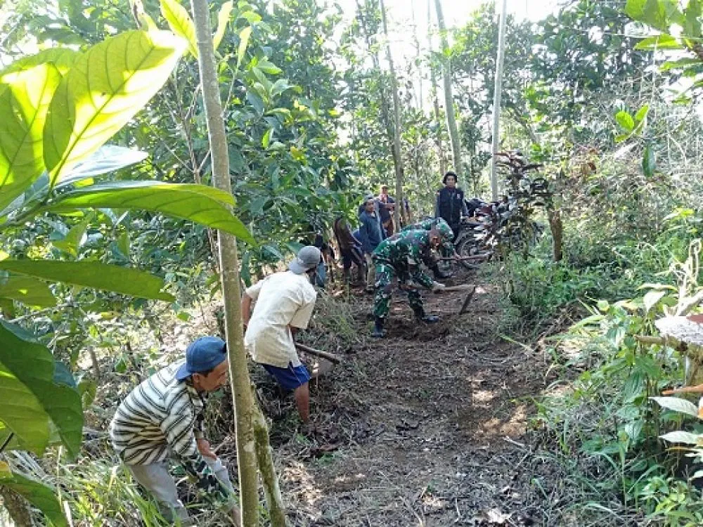 TNI Bantu Pembuatan Jalan Wisata Roro Jonggrang