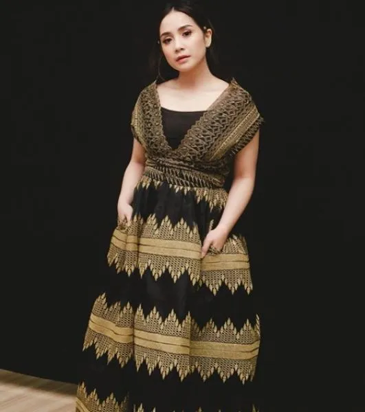 Nagita Tampil Memukau Kenakan Gaun Batik Bak Putri Kerajaan