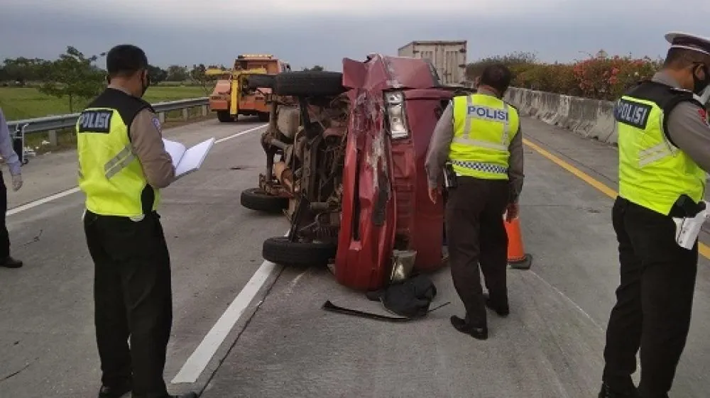 Pecah Ban, Mobil Futura Kecelakaan di Tol Jombang