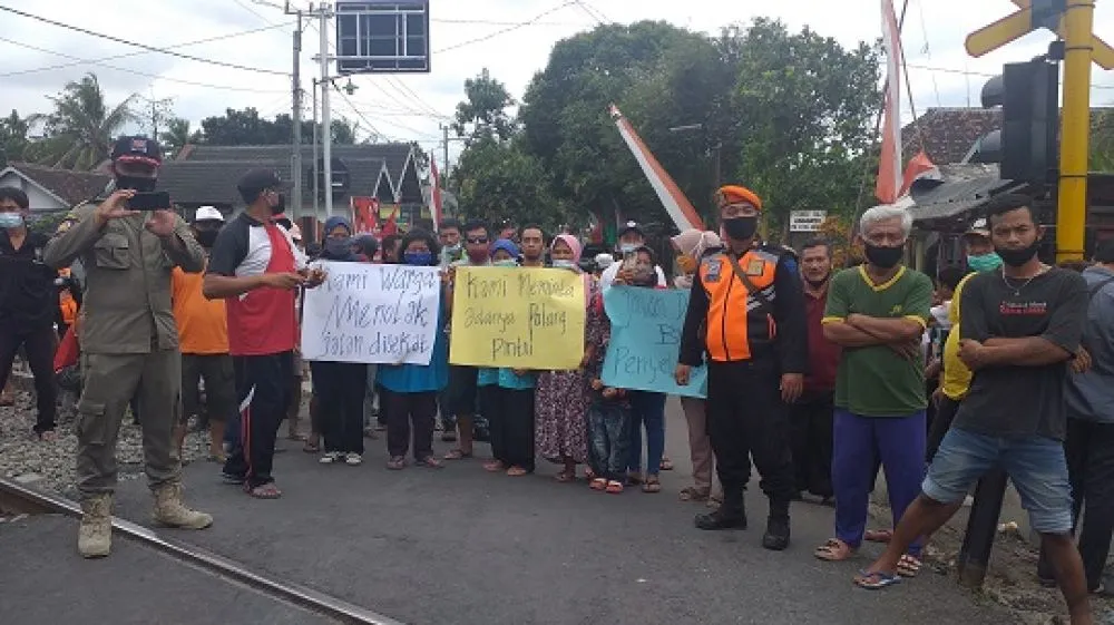 Adanya Isu Penutupan, Rombongan PT Daop dan Dishub Blitar Dihadang Warga