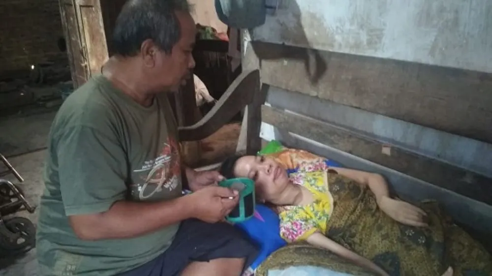Salut, Suami Rawat Istri dan Anak Lumpuh Total