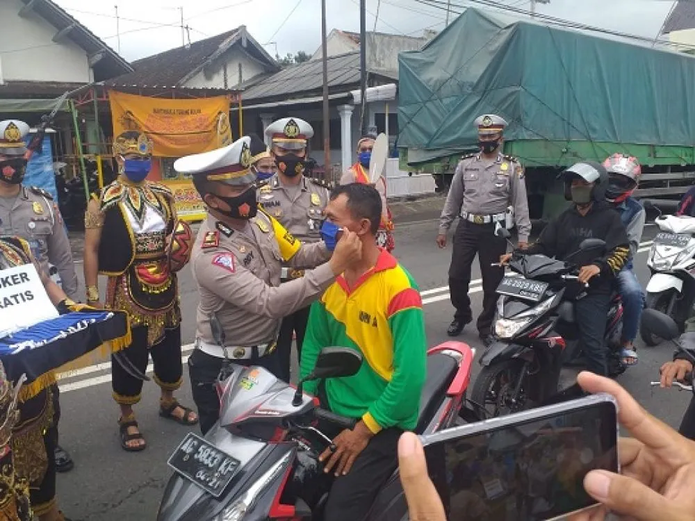 Satlantas Polres Blitar Bagikan 20965 Masker Pada Warga