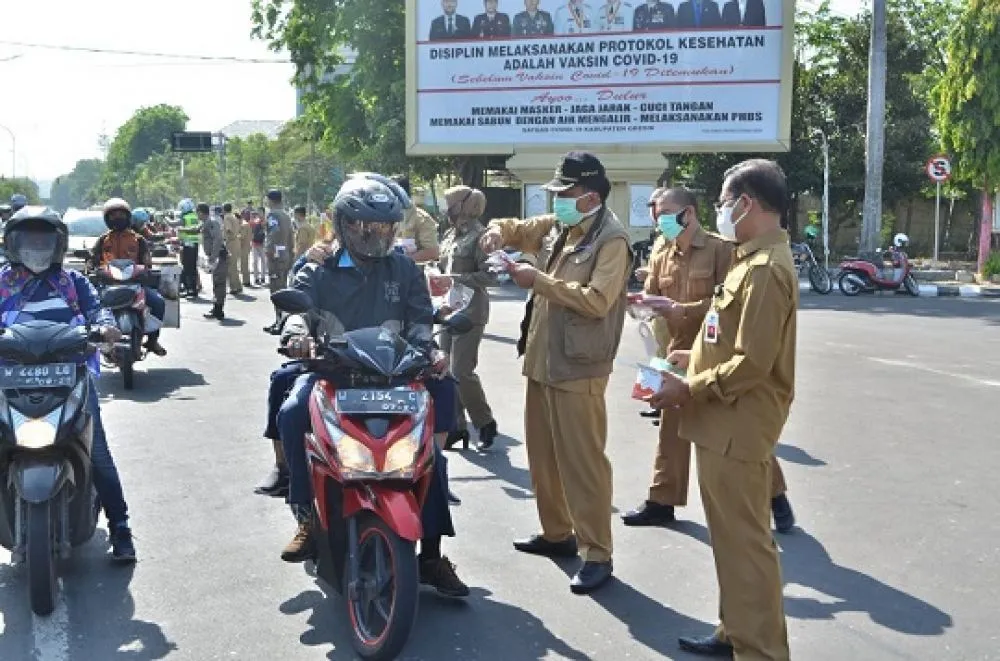 Pelanggar Prokes Disanksi, Pemkab Bagikan Ribuan Masker Gratis