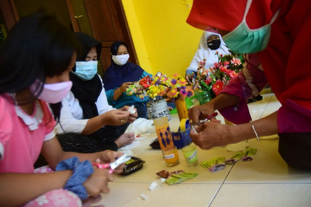 FOTO : Pembuatan Hiasan Bunga dari Limbah Botol