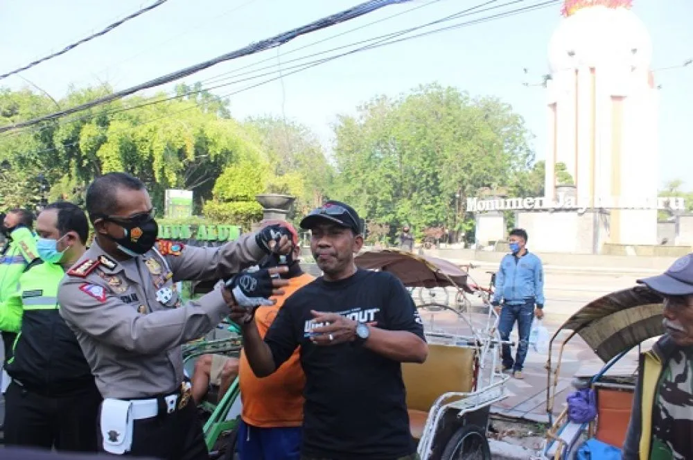 Polda Jatim Bagi 800 Masker untuk Warga Sidoarjo