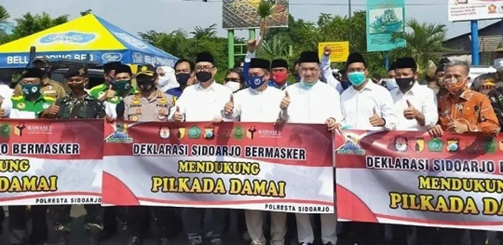 Kontestan Pilkada Sidoarjo Deklarasi Damai Bagikan Masker
