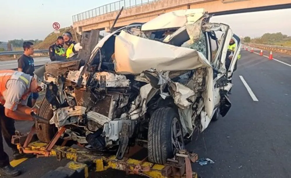 Seruduk Truk di Tol Jomo, SUV Rusak Parah
