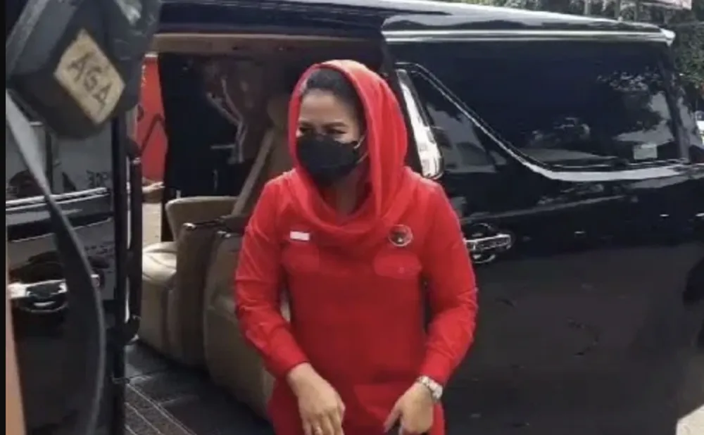 Puti Hadir di Kantor PDIP Jatim. Akankah Rekom Jatuh ke Puti?