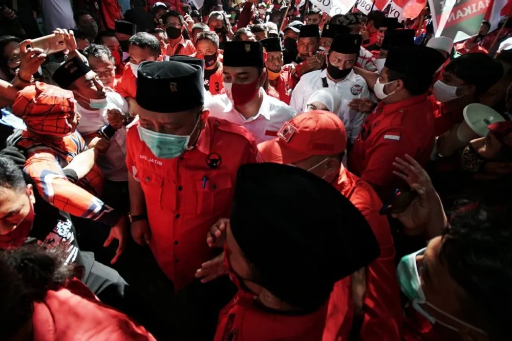[FOTO] Massa Pendukung Eri-Armuji Abaikan Physical Distancing