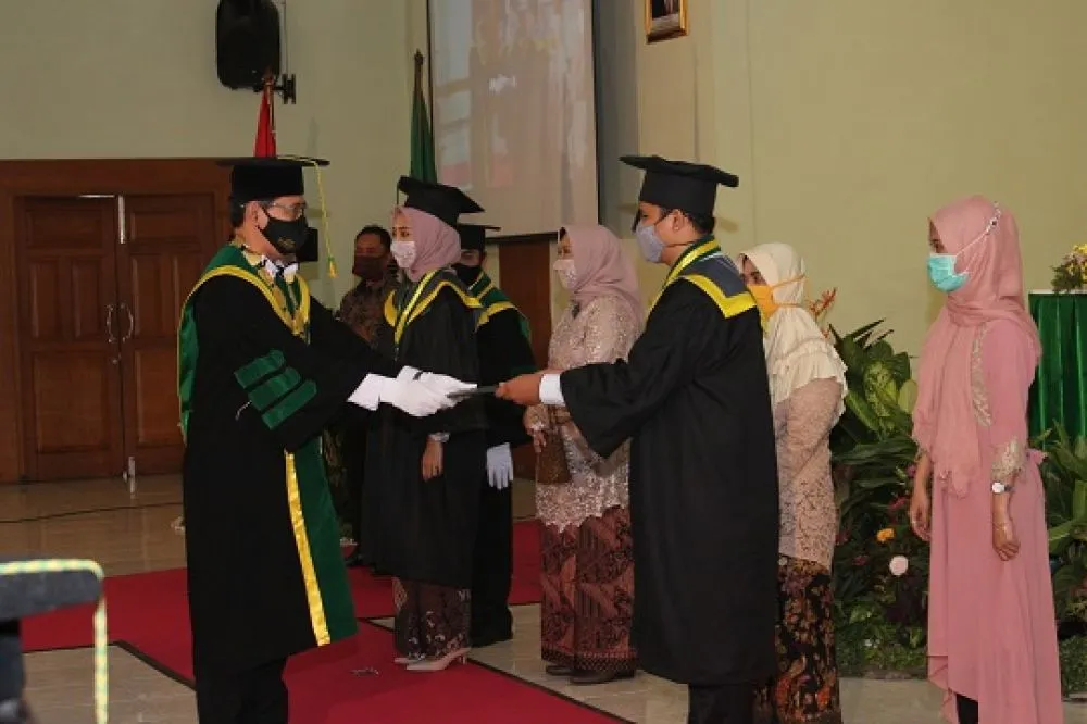 Rizal Efendi Jadi Wisudawan Terbaik STIE Perbanas Surabaya