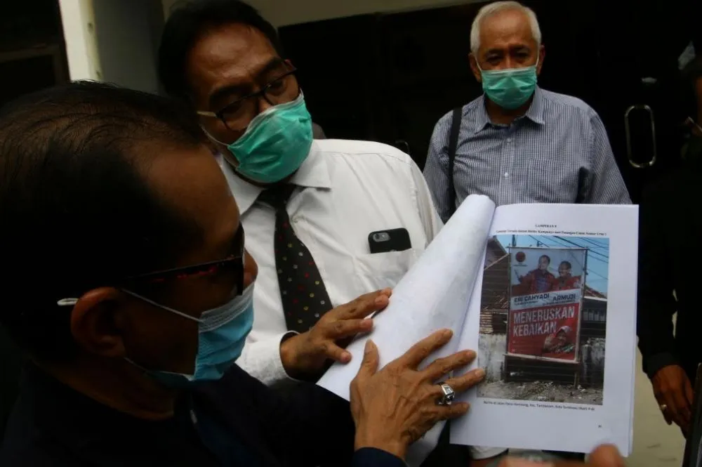Bawaslu Diminta Tindak Banner Wali Kota Risma