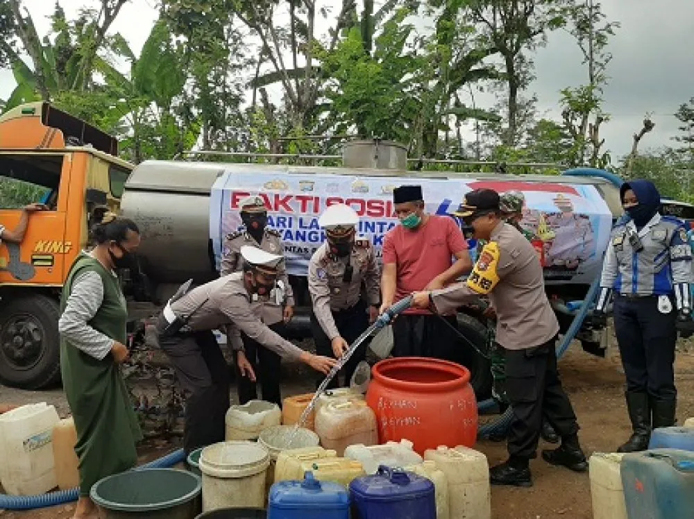 Kapolres Lumajang Bantu Masyarakat Bagi Air