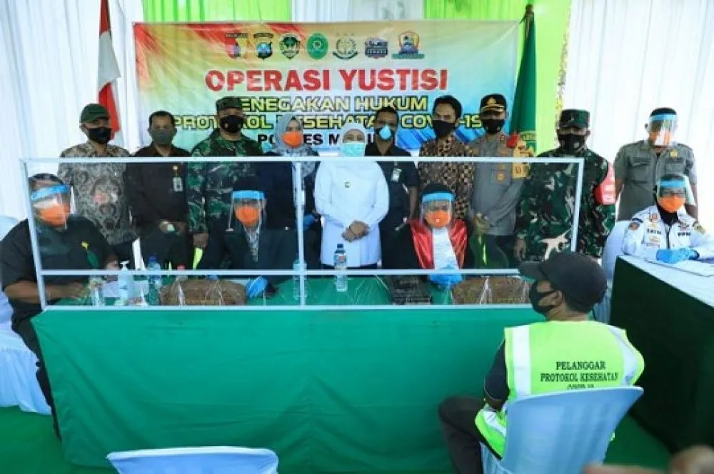 Khofifah Tinjau Sidang di Tempat Operasi Yustisi di Madiun