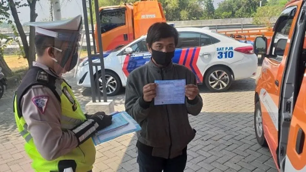 Masuki Jalan Tol JOMO, Pengendara Motor Ditilang Petugas