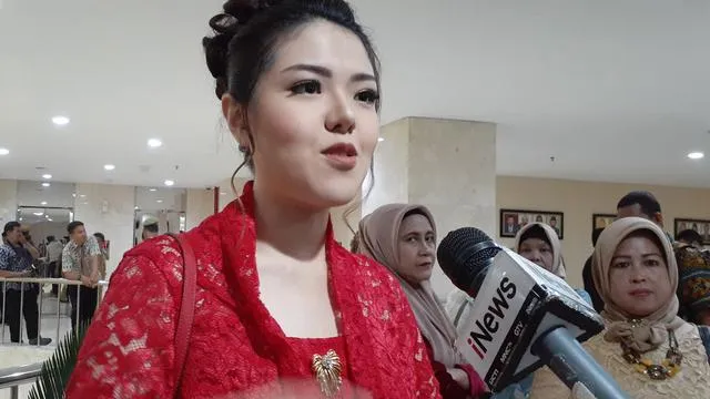 Jadi Anggota Dewan, Kerjanya Cuma Selfie