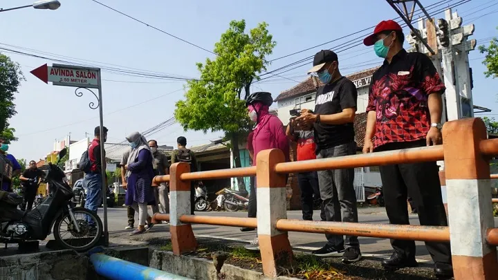 Antisipasi Banjir di Musim Hujan, Ning Ita Cek Saluran Air