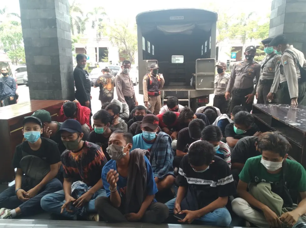 Puluhan Remaja Gelar Aksi Demo Ricuh Tolak Omnibus Law