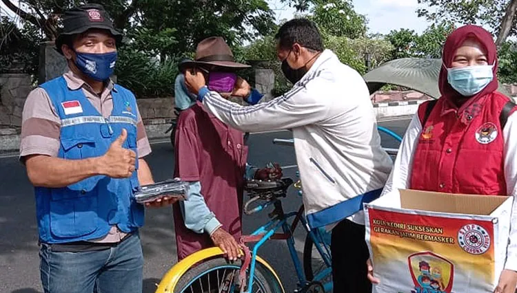 Peduli Covid-19, Pemkot Kediri Bagikan 1.500 Masker dan BLT