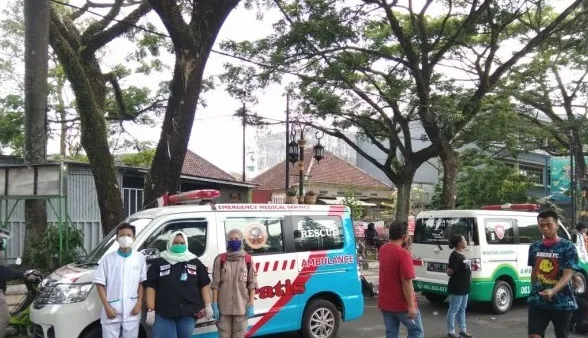 Evakuasi Korban Demo, Relawan-Masyarakat Beri Pertolongan Medis