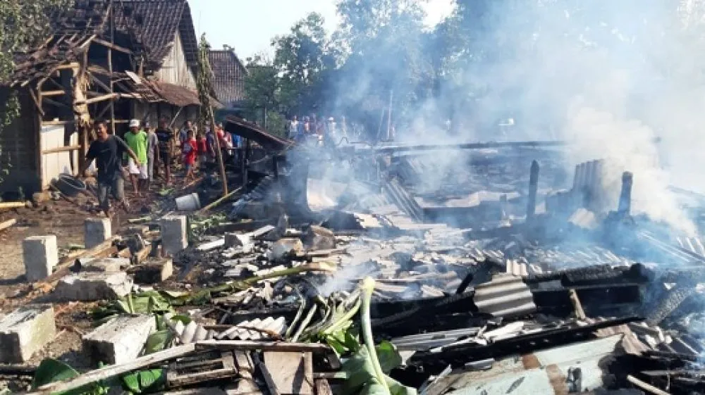 Kebakaran di Jombang Ratakan Tiga Rumah