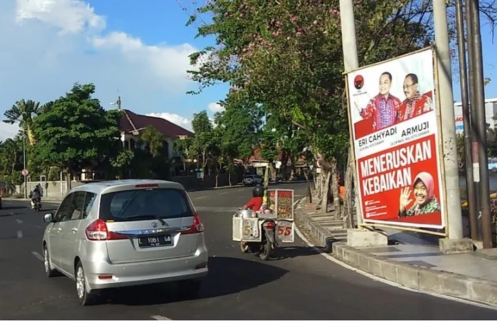 Salah satu baliho paslon nomor urut 1 Eri Cahyadi – Armuji yang terpasang di jembatan Yos Sudarso yang dipermasalahkan paslon nomor urut 2 di Bawaslu. Sp/alqomar