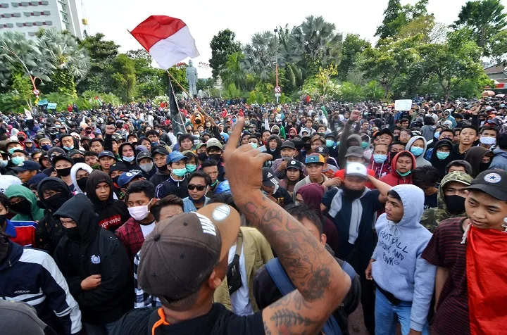 Aksi demo yang dilakukan masyarakat sebagai bentuk penolakan UU Cipta Kerja. 