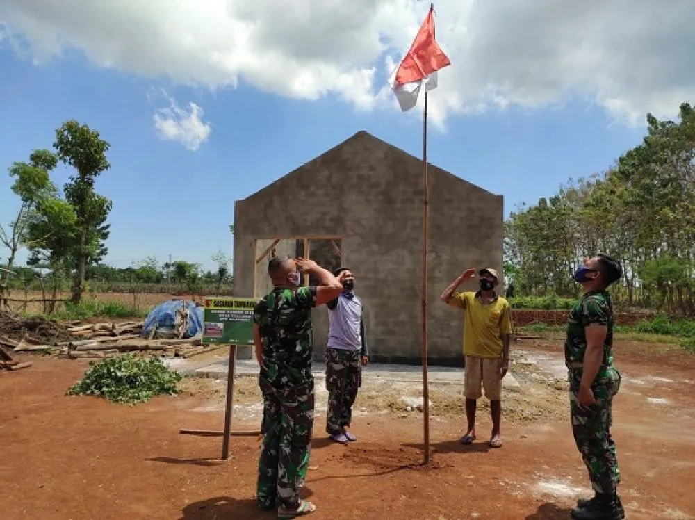 Di Lokasi TMMD, Warga Tebluru dan TNI Kibarkan Bendera Peringatan HKP