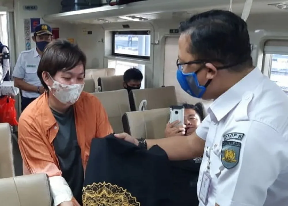 PT KAI Daop 8 Surabaya Bagikan Ratusan Souvenir dan Tiket Gratis
