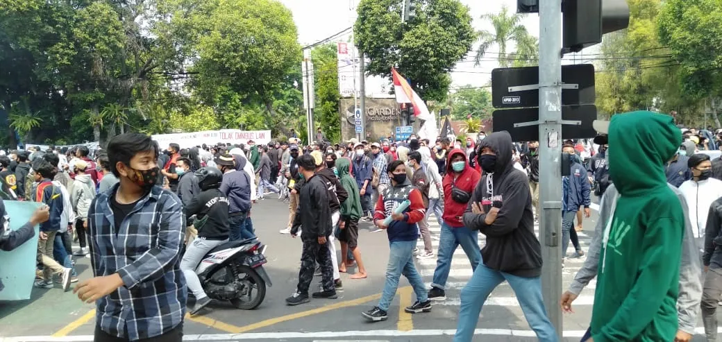 Gedung DPRD Kota Surabaya Dilempari Massa Aksi Demo