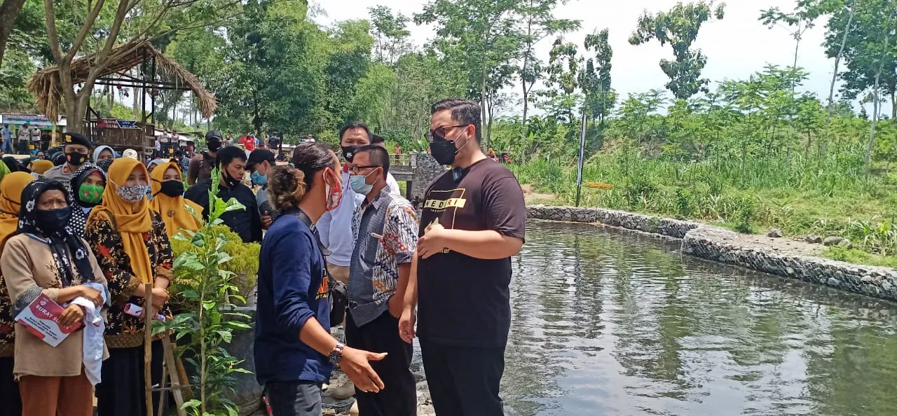 Calon Tunggal Bupati Kediri Blusukan Pasar dan Kunjungi Wisata Desa
