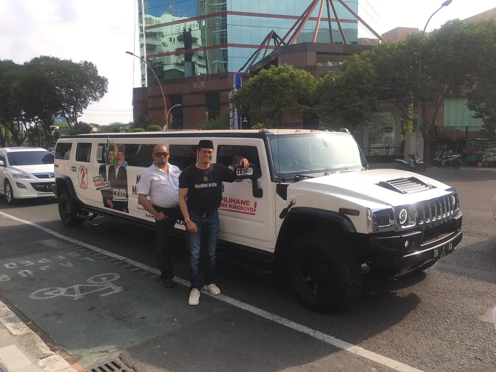 Mobil Hummer Limousine Dibranding Stiker Machfud Arifin-Mujiaman