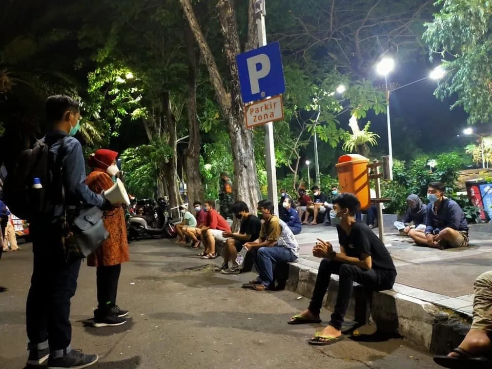 Risma Tes Swab Dadakan ke Anak Muda di Taman Bungkul