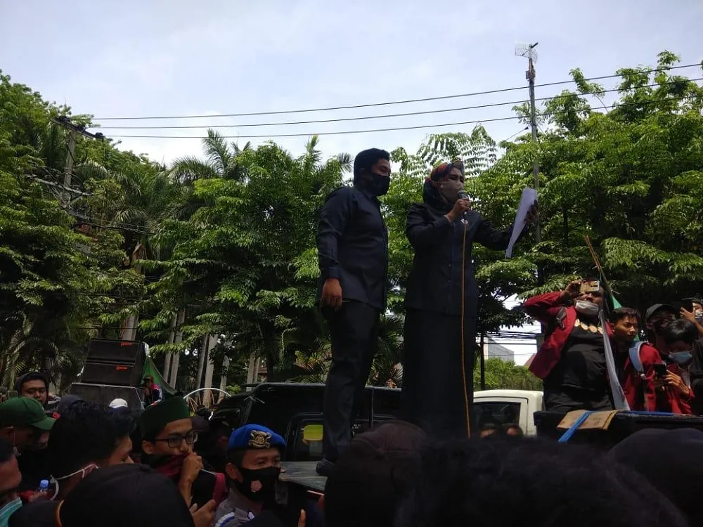 Redam Ricuh, Hj Mimik Orasi Di Aksi Demo Mahasiswa
