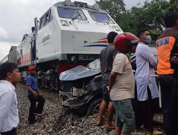 Mobil Toyota Tersambar KA Dhoho, Pengemudi Tewas di Lokasi